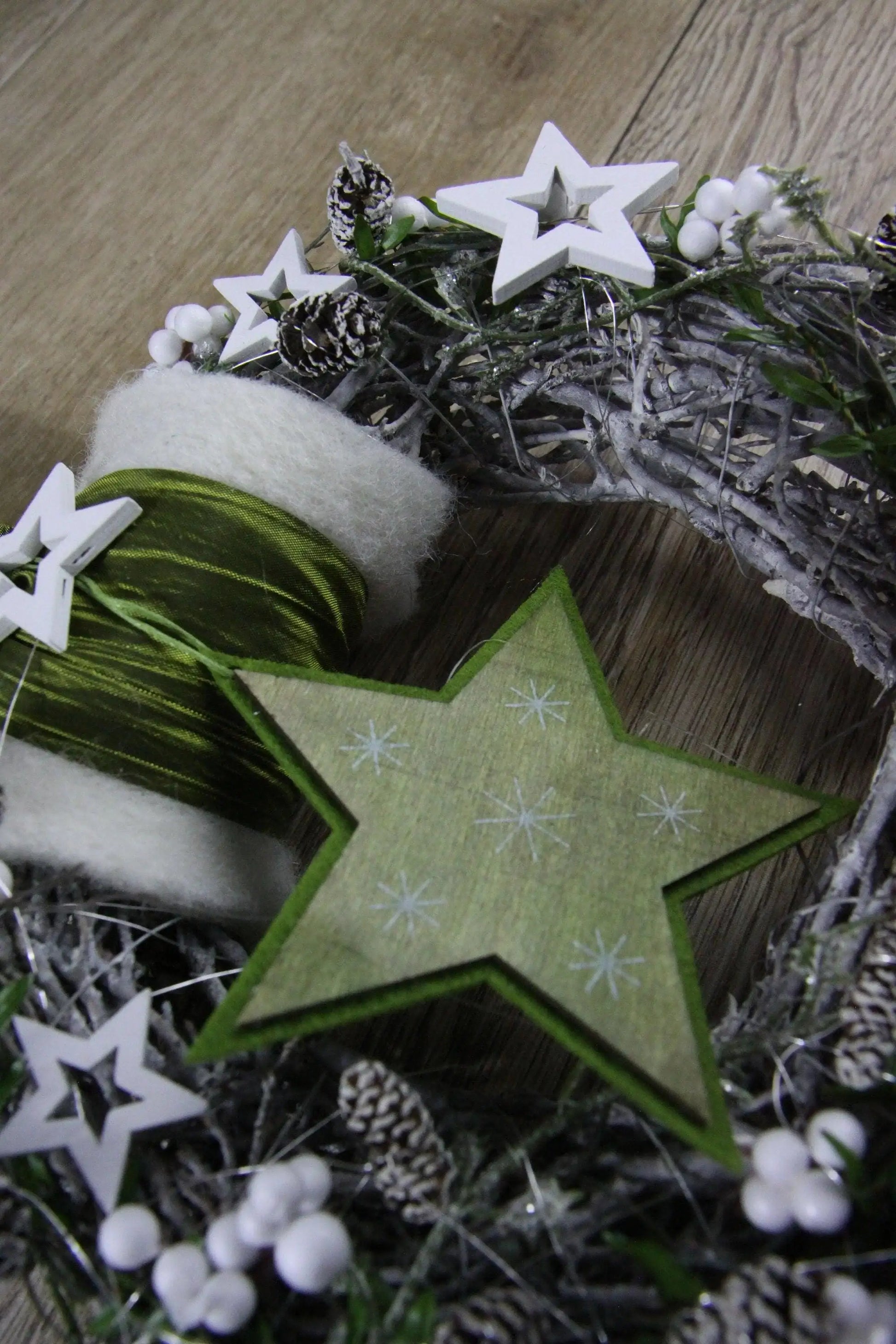 Advent Türkranz Türdeko Türschmuck Weihnachten Stern Weidenkranz Grün Weiß – handgemacht aus Seiden- und Kunstblumen, langlebig & pflegeleicht von SarahsFlowerStudio