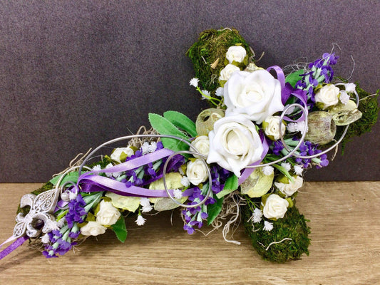 Grabgesteck Grabschmuck Urnengrab Gesteck Grab Allerheiligen Mooskreuz Kreuz Rose Grave Arrangument grave flowers longlasting – handgemacht aus Seiden- und Kunstblumen, langlebig & pflegeleicht von SarahsFlowerStudio