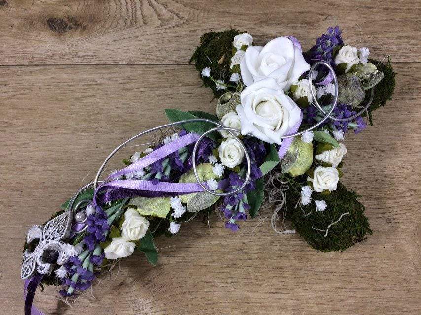 Grabgesteck Grabschmuck Urnengrab Gesteck Grab Allerheiligen Mooskreuz Kreuz Rose Grave Arrangument grave flowers longlasting – handgemacht aus Seiden- und Kunstblumen, langlebig & pflegeleicht von SarahsFlowerStudio