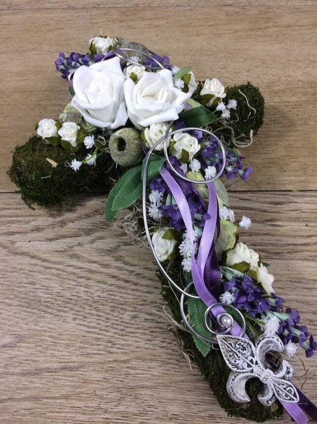 Grabgesteck Grabschmuck Urnengrab Gesteck Grab Allerheiligen Mooskreuz Kreuz Rose Grave Arrangument grave flowers longlasting – handgemacht aus Seiden- und Kunstblumen, langlebig & pflegeleicht von SarahsFlowerStudio