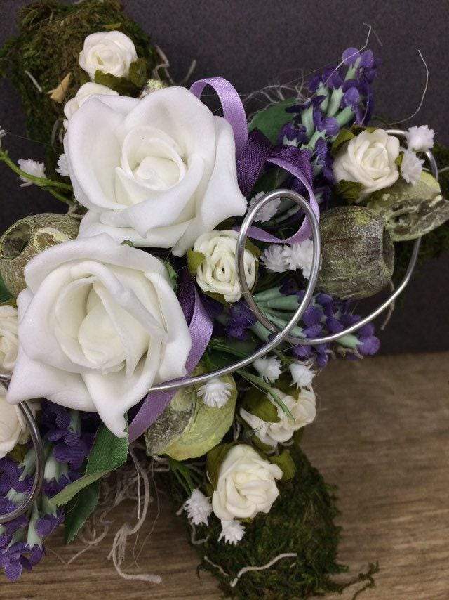 Grabgesteck Grabschmuck Urnengrab Gesteck Grab Allerheiligen Mooskreuz Kreuz Rose Grave Arrangument grave flowers longlasting – handgemacht aus Seiden- und Kunstblumen, langlebig & pflegeleicht von SarahsFlowerStudio