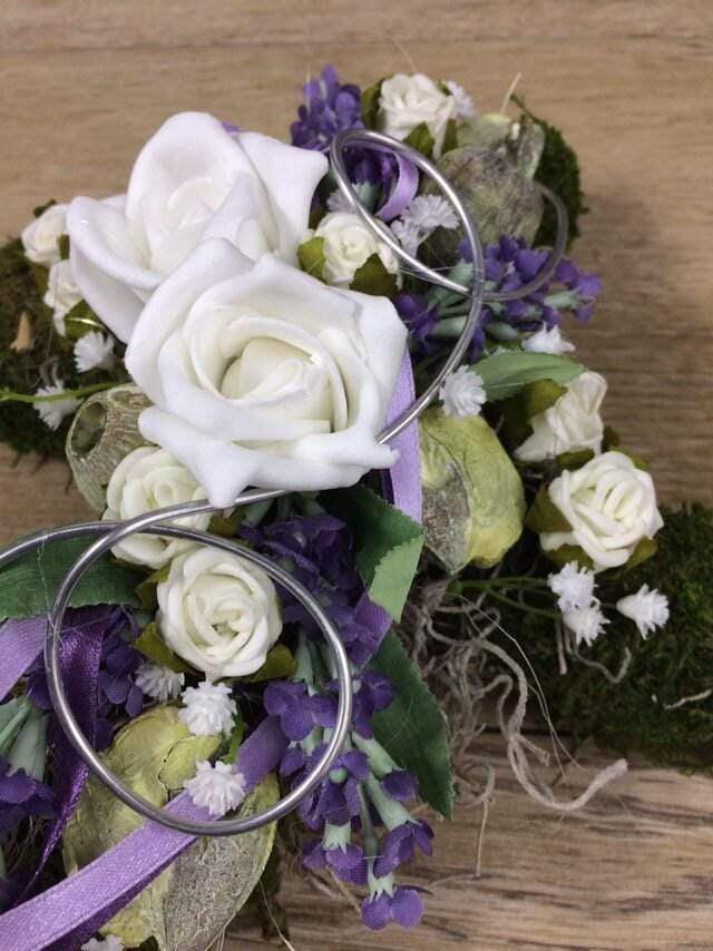 Grabgesteck Grabschmuck Urnengrab Gesteck Grab Allerheiligen Mooskreuz Kreuz Rose Grave Arrangument grave flowers longlasting – handgemacht aus Seiden- und Kunstblumen, langlebig & pflegeleicht von SarahsFlowerStudio