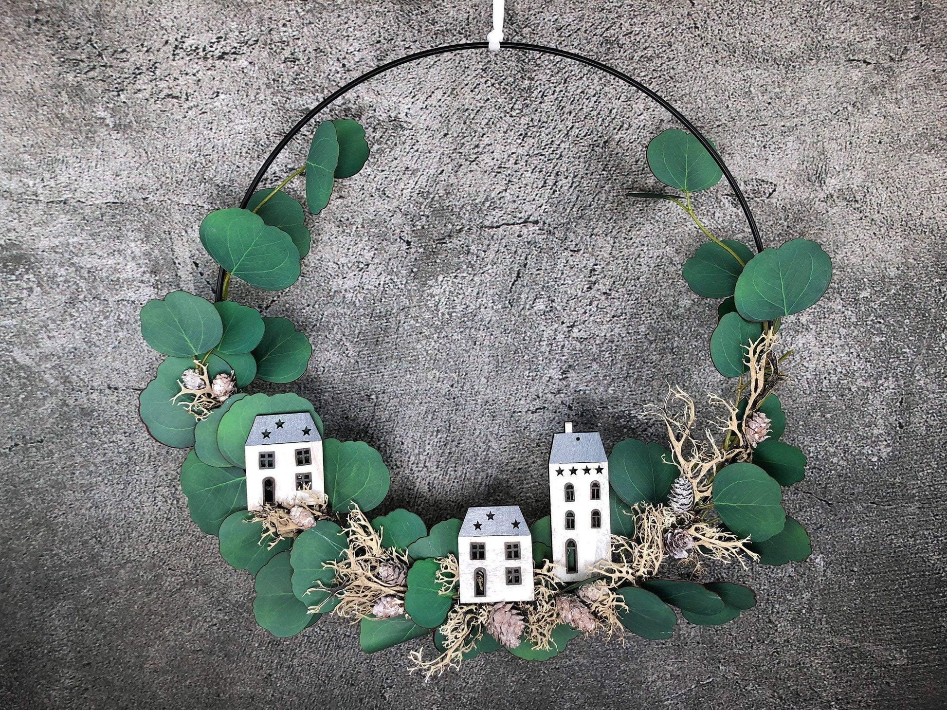 Ring Fensterdeko Eukalyptus Haus Häuschen Türkranz Advent Modern Ring Fenster Fensterschmuck Deko Weihnachten Wandschmuck – handgemacht aus Seiden- und Kunstblumen, langlebig & pflegeleicht von SarahsFlowerStudio