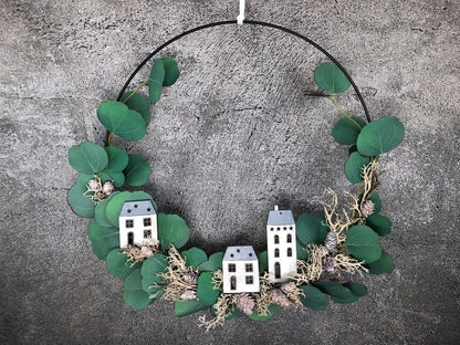 Ring Fensterdeko Eukalyptus Haus Häuschen Türkranz Advent Modern Ring Fenster Fensterschmuck Deko Weihnachten Wandschmuck – handgemacht aus Seiden- und Kunstblumen, langlebig & pflegeleicht von SarahsFlowerStudio