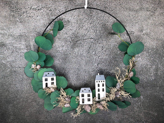Ring Fensterdeko Eukalyptus Haus Häuschen Türkranz Advent Modern Ring Fenster Fensterschmuck Deko Weihnachten Wandschmuck – handgemacht aus Seiden- und Kunstblumen, langlebig & pflegeleicht von SarahsFlowerStudio