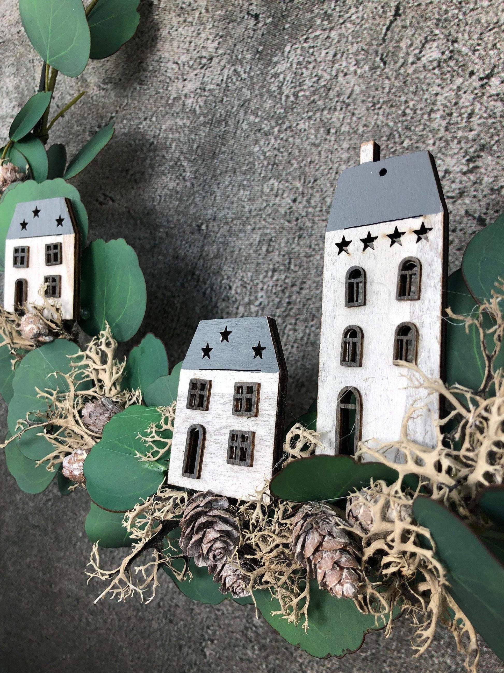 Ring Fensterdeko Eukalyptus Haus Häuschen Türkranz Advent Modern Ring Fenster Fensterschmuck Deko Weihnachten Wandschmuck – handgemacht aus Seiden- und Kunstblumen, langlebig & pflegeleicht von SarahsFlowerStudio