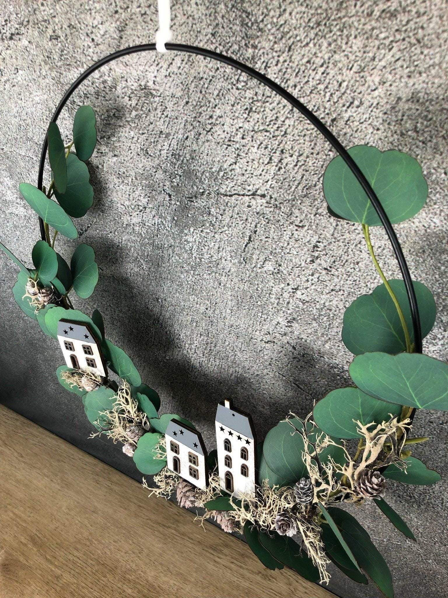 Ring Fensterdeko Eukalyptus Haus Häuschen Türkranz Advent Modern Ring Fenster Fensterschmuck Deko Weihnachten Wandschmuck – handgemacht aus Seiden- und Kunstblumen, langlebig & pflegeleicht von SarahsFlowerStudio