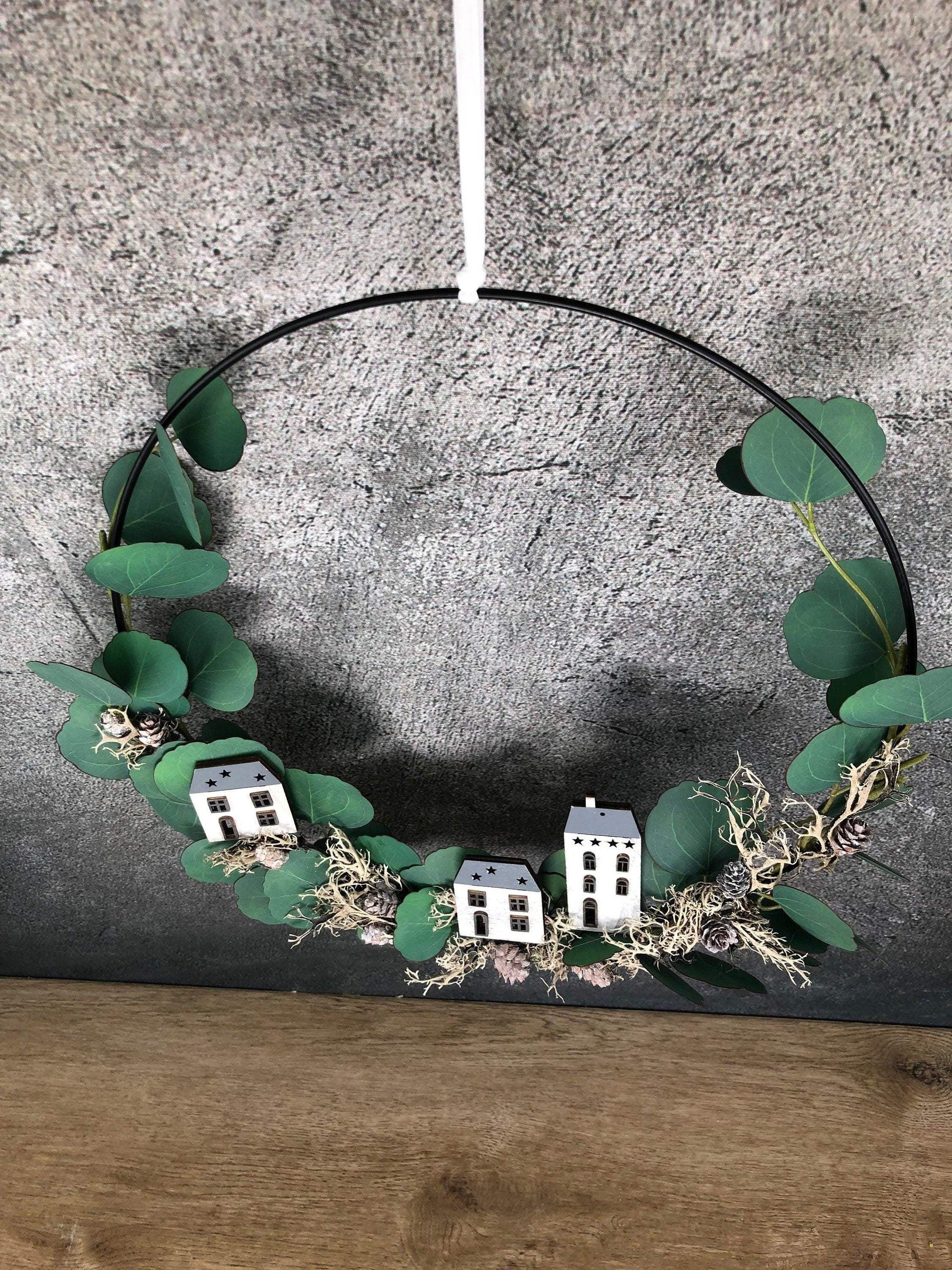 Ring Fensterdeko Eukalyptus Haus Häuschen Türkranz Advent Modern Ring Fenster Fensterschmuck Deko Weihnachten Wandschmuck – handgemacht aus Seiden- und Kunstblumen, langlebig & pflegeleicht von SarahsFlowerStudio