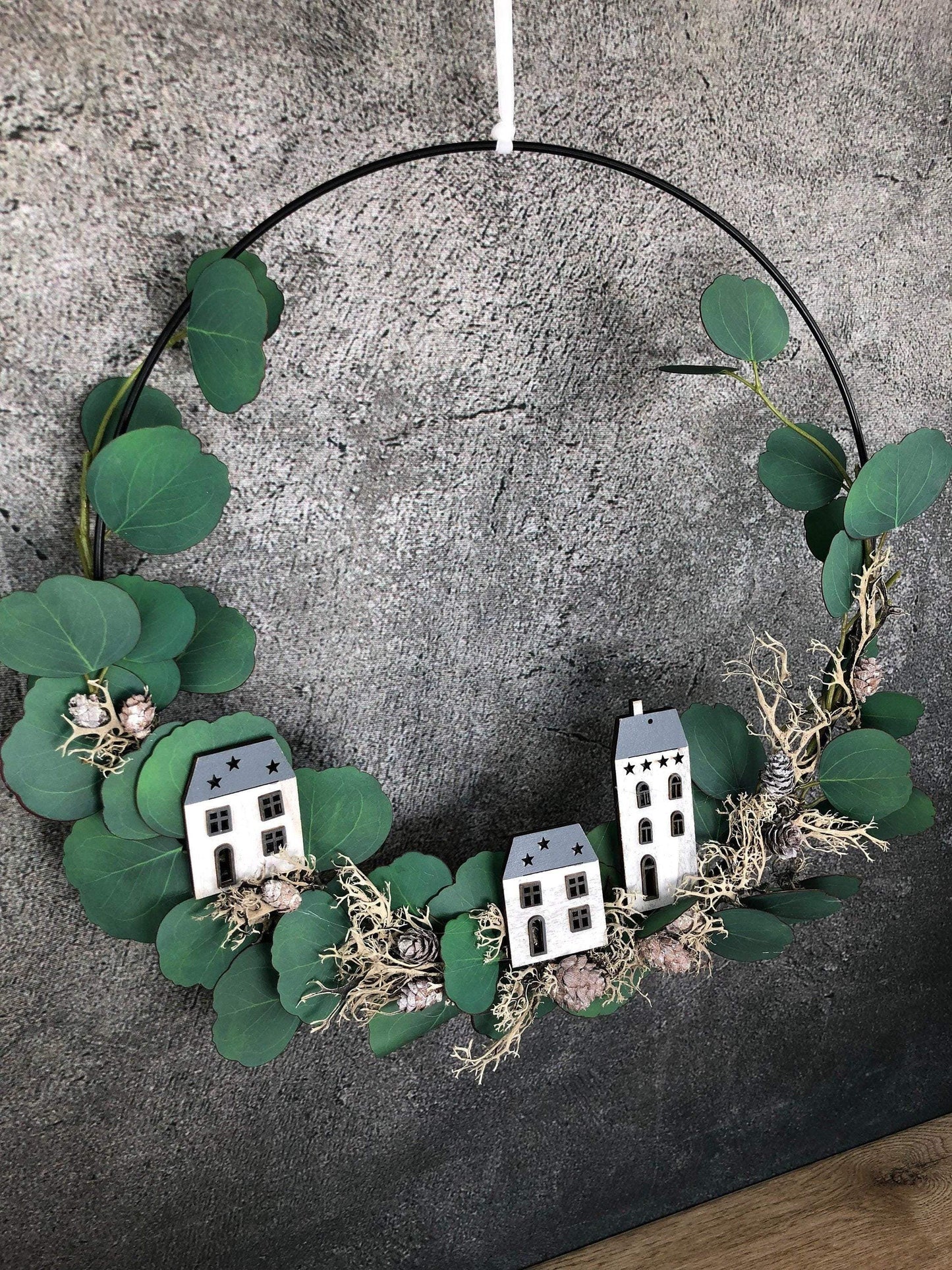 Ring Fensterdeko Eukalyptus Haus Häuschen Türkranz Advent Modern Ring Fenster Fensterschmuck Deko Weihnachten Wandschmuck – handgemacht aus Seiden- und Kunstblumen, langlebig & pflegeleicht von SarahsFlowerStudio
