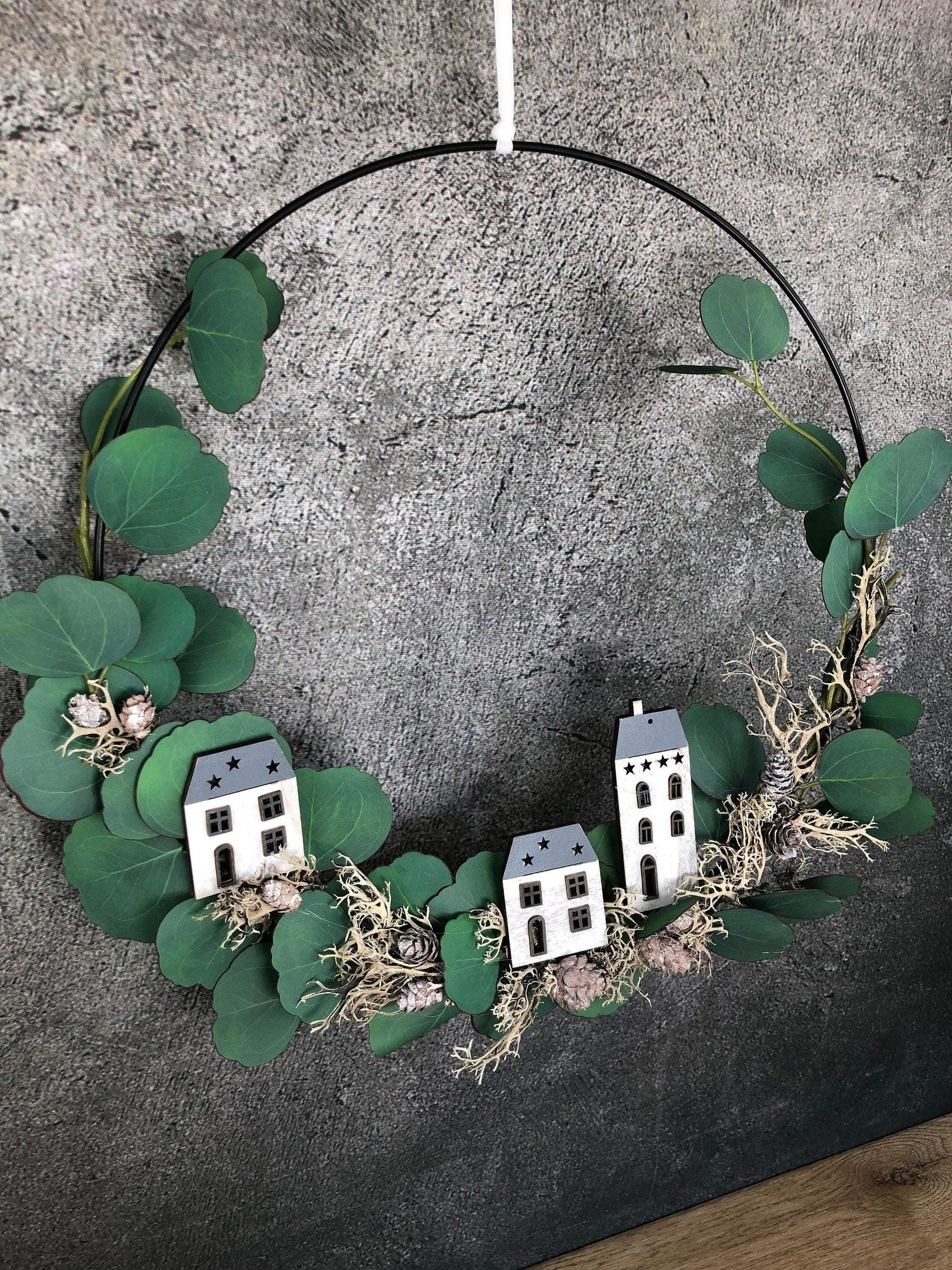 Ring Fensterdeko Eukalyptus Haus Häuschen Türkranz Advent Modern Ring Fenster Fensterschmuck Deko Weihnachten Wandschmuck – handgemacht aus Seiden- und Kunstblumen, langlebig & pflegeleicht von SarahsFlowerStudio