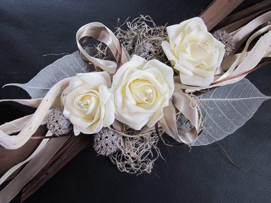 Tischgesteck "Isolde" creme braun taube in Wunschfarbe – handgemacht aus Seiden- und Kunstblumen, langlebig & pflegeleicht von SarahsFlowerStudio