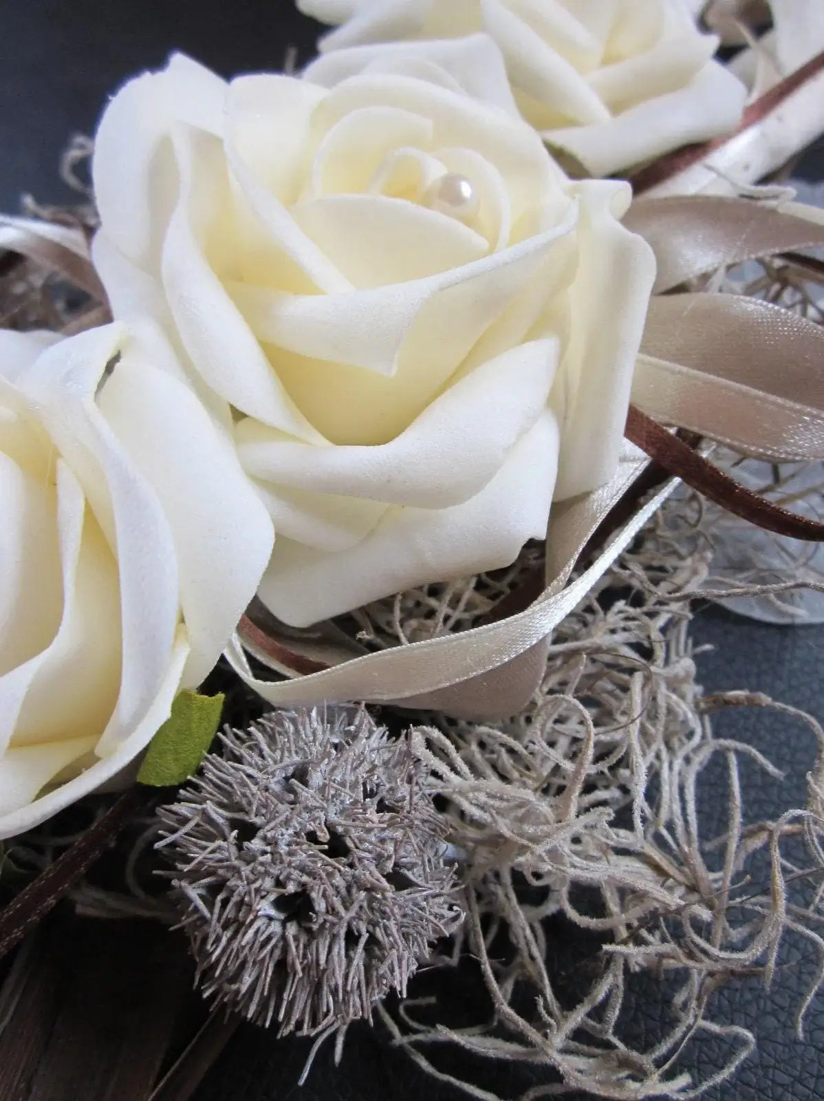 Tischgesteck "Isolde" creme braun taube in Wunschfarbe – handgemacht aus Seiden- und Kunstblumen, langlebig & pflegeleicht von SarahsFlowerStudio