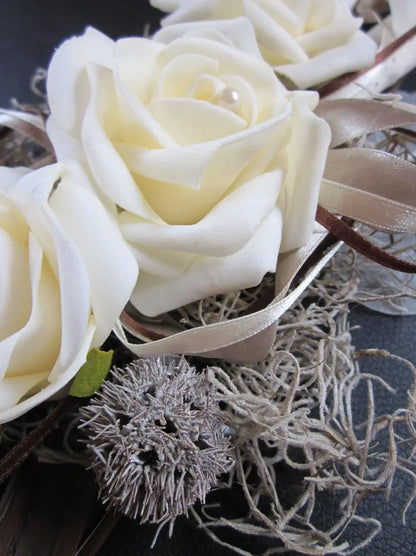 Tischgesteck "Isolde" creme braun taube in Wunschfarbe – handgemacht aus Seiden- und Kunstblumen, langlebig & pflegeleicht von SarahsFlowerStudio