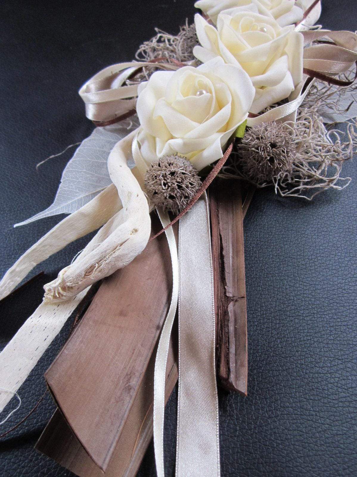 Tischgesteck "Isolde" creme braun taube in Wunschfarbe – handgemacht aus Seiden- und Kunstblumen, langlebig & pflegeleicht von SarahsFlowerStudio
