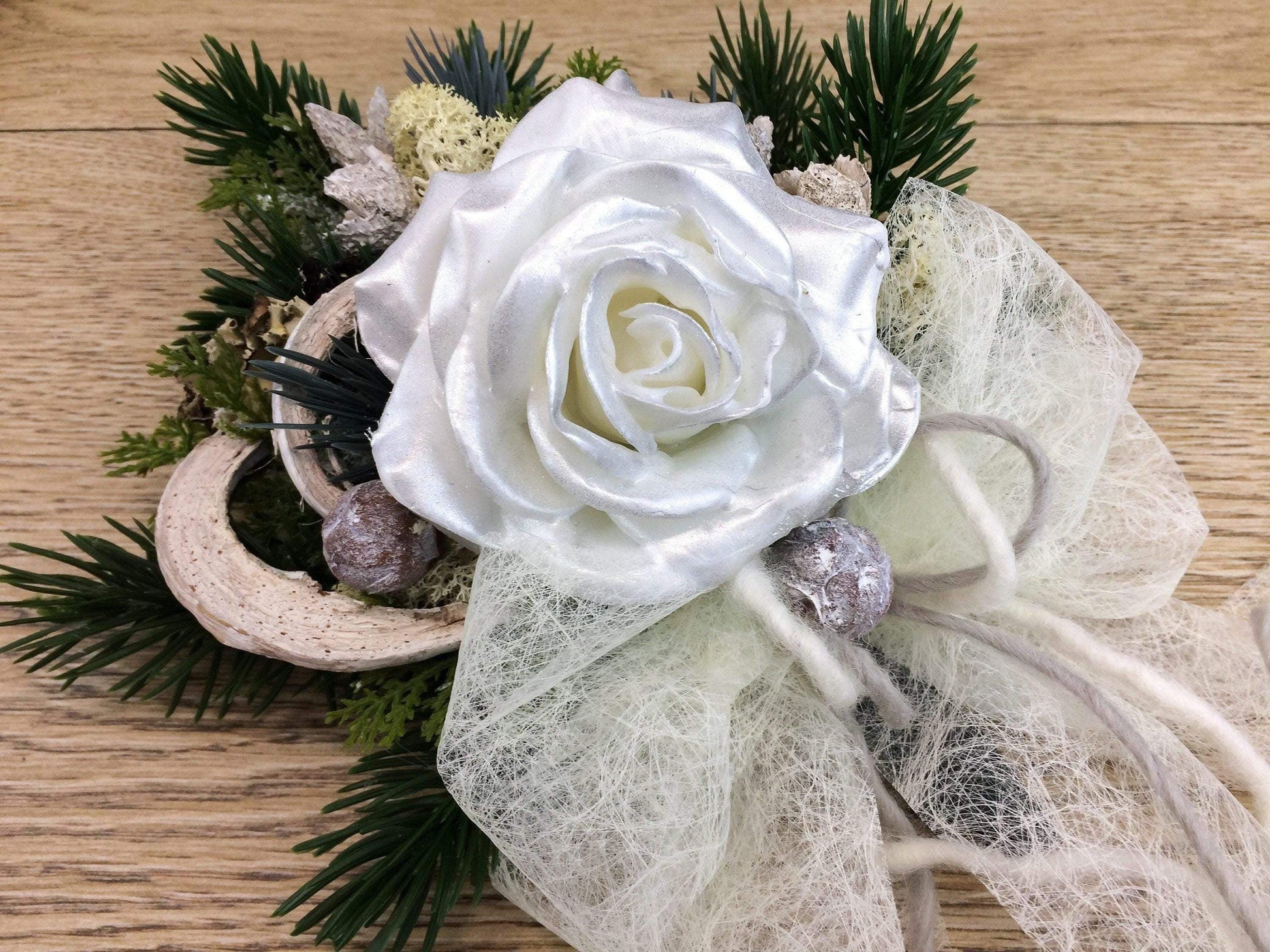 Grabgesteck zum legen Grabstrauß Liege Bukett Allerheiligen Wachsrosen Wachsrose Islandmoos Christrosen Rosen Grabdekoration – handgemacht aus Seiden- und Kunstblumen, langlebig & pflegeleicht von SarahsFlowerStudio