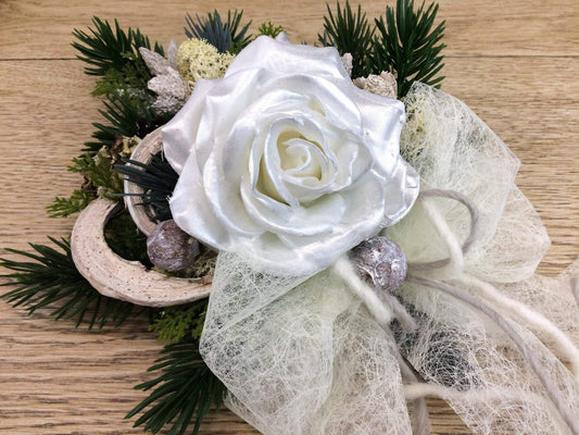 Grabgesteck zum legen Grabstrauß Liege Bukett Allerheiligen Wachsrosen Wachsrose Islandmoos Christrosen Rosen Grabdekoration – handgemacht aus Seiden- und Kunstblumen, langlebig & pflegeleicht von SarahsFlowerStudio