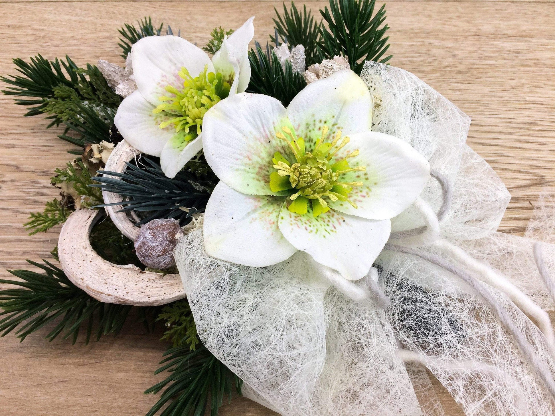 Grabgesteck zum legen Grabstrauß Liege Bukett Allerheiligen Wachsrosen Wachsrose Islandmoos Christrosen Rosen Grabdekoration – handgemacht aus Seiden- und Kunstblumen, langlebig & pflegeleicht von SarahsFlowerStudio