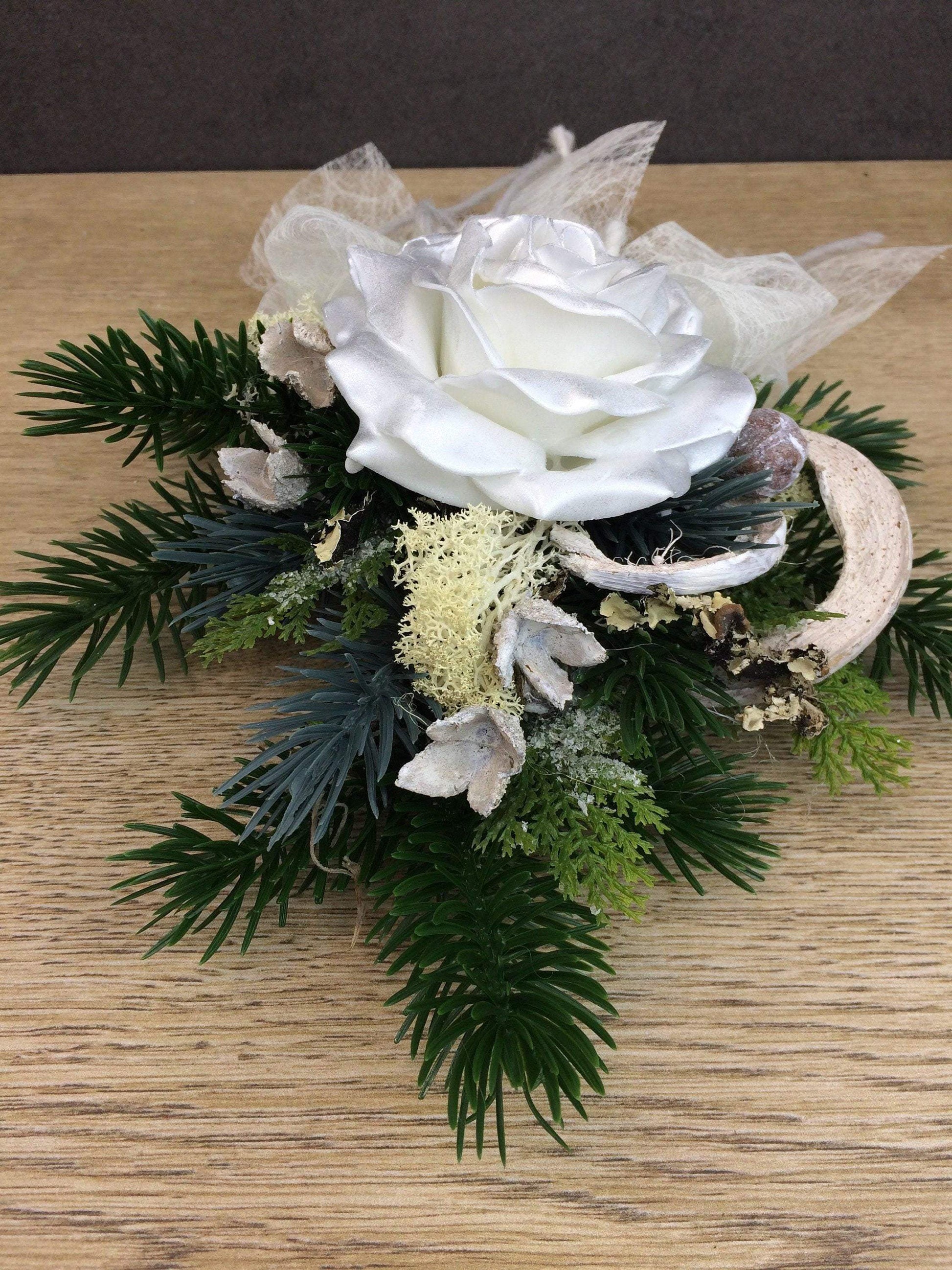 Grabgesteck zum legen Grabstrauß Liege Bukett Allerheiligen Wachsrosen Wachsrose Islandmoos Christrosen Rosen Grabdekoration – handgemacht aus Seiden- und Kunstblumen, langlebig & pflegeleicht von SarahsFlowerStudio