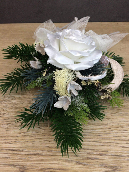 Grabgesteck zum legen Grabstrauß Liege Bukett Allerheiligen Wachsrosen Wachsrose Islandmoos Christrosen Rosen Grabdekoration – handgemacht aus Seiden- und Kunstblumen, langlebig & pflegeleicht von SarahsFlowerStudio