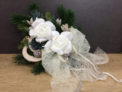 Grabgesteck zum legen Grabstrauß Liege Bukett Allerheiligen Wachsrosen Wachsrose Islandmoos Christrosen Rosen Grabdekoration – handgemacht aus Seiden- und Kunstblumen, langlebig & pflegeleicht von SarahsFlowerStudio