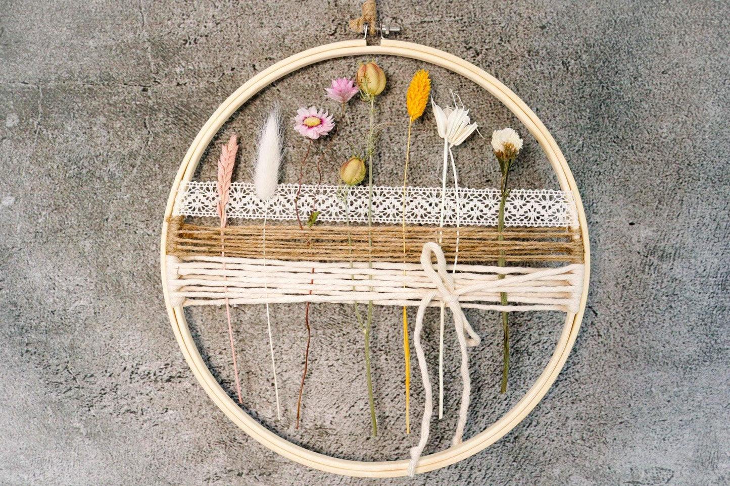 Türkranz Kranz Ring Stickrahmen Gräser Holzring Stickring Stickreif Trockenblumen Natur natürlich Hoop Fensterdeko – handgemacht aus Seiden- und Kunstblumen, langlebig & pflegeleicht von SarahsFlowerStudio