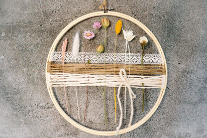 Türkranz Kranz Ring Stickrahmen Gräser Holzring Stickring Stickreif Trockenblumen Natur natürlich Hoop Fensterdeko – handgemacht aus Seiden- und Kunstblumen, langlebig & pflegeleicht von SarahsFlowerStudio