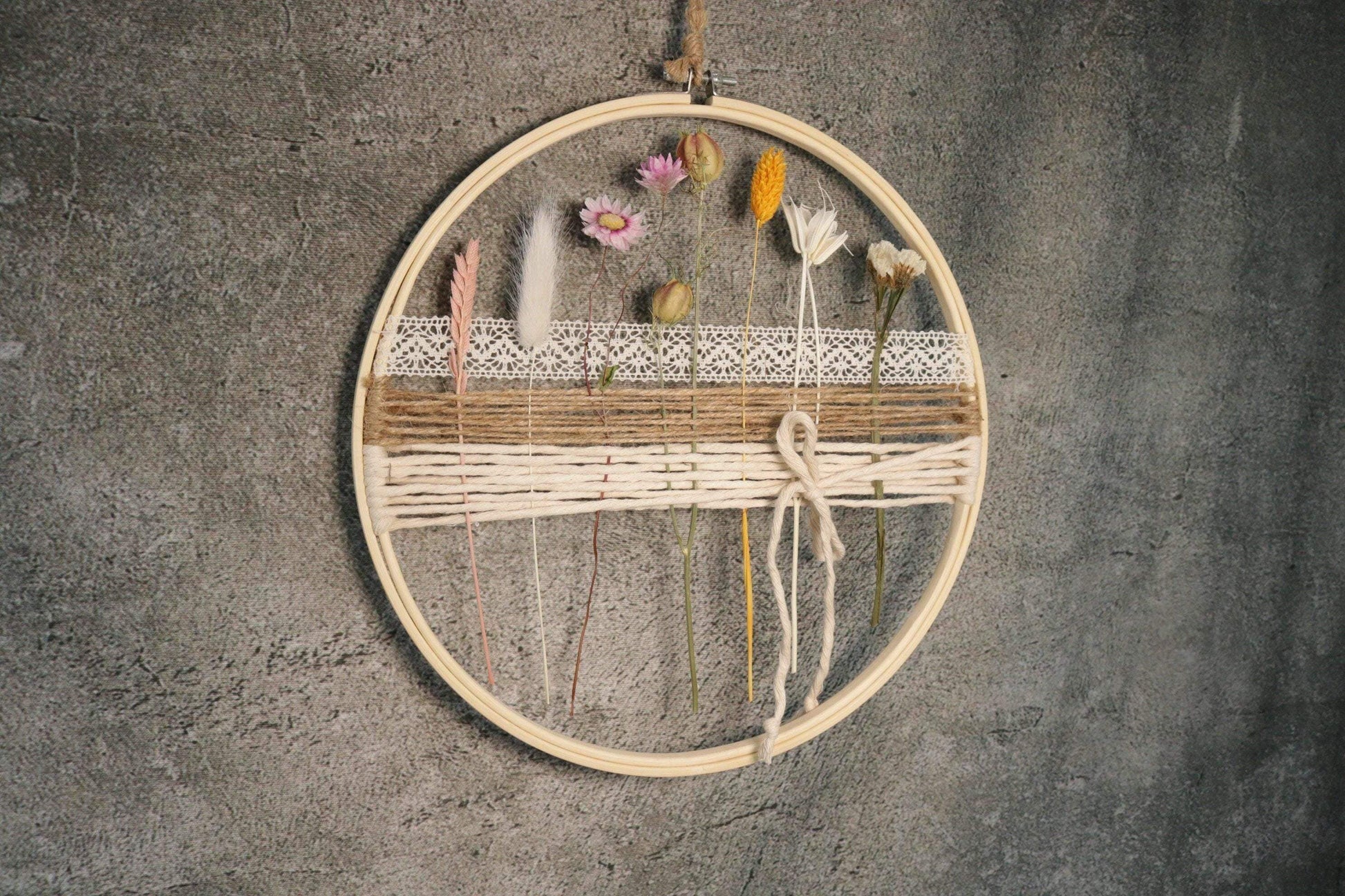 Türkranz Kranz Ring Stickrahmen Gräser Holzring Stickring Stickreif Trockenblumen Natur natürlich Hoop Fensterdeko – handgemacht aus Seiden- und Kunstblumen, langlebig & pflegeleicht von SarahsFlowerStudio