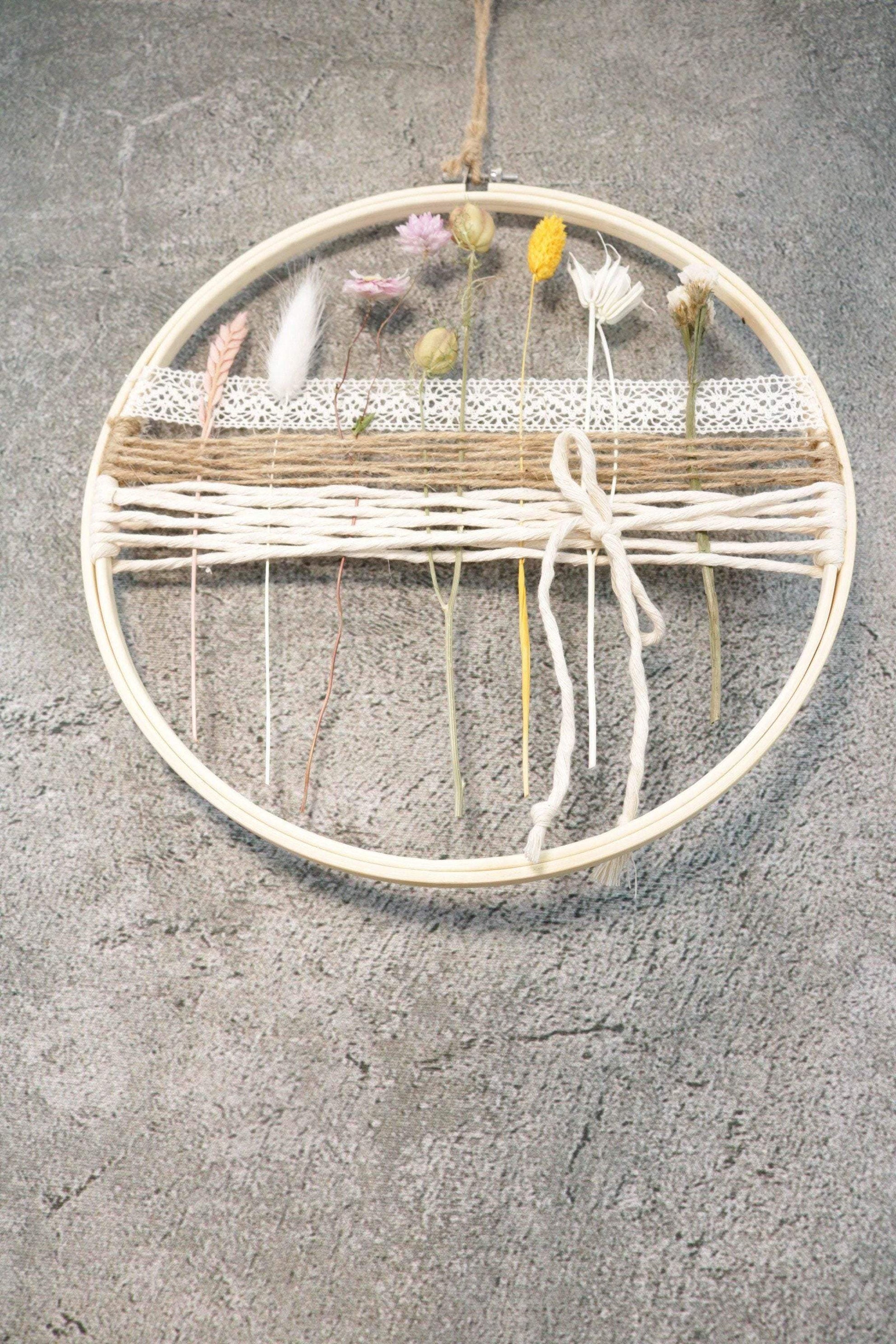 Türkranz Kranz Ring Stickrahmen Gräser Holzring Stickring Stickreif Trockenblumen Natur natürlich Hoop Fensterdeko – handgemacht aus Seiden- und Kunstblumen, langlebig & pflegeleicht von SarahsFlowerStudio