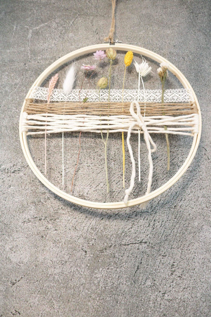 Türkranz Kranz Ring Stickrahmen Gräser Holzring Stickring Stickreif Trockenblumen Natur natürlich Hoop Fensterdeko – handgemacht aus Seiden- und Kunstblumen, langlebig & pflegeleicht von SarahsFlowerStudio