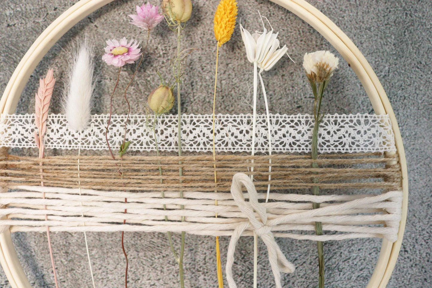 Türkranz Kranz Ring Stickrahmen Gräser Holzring Stickring Stickreif Trockenblumen Natur natürlich Hoop Fensterdeko – handgemacht aus Seiden- und Kunstblumen, langlebig & pflegeleicht von SarahsFlowerStudio