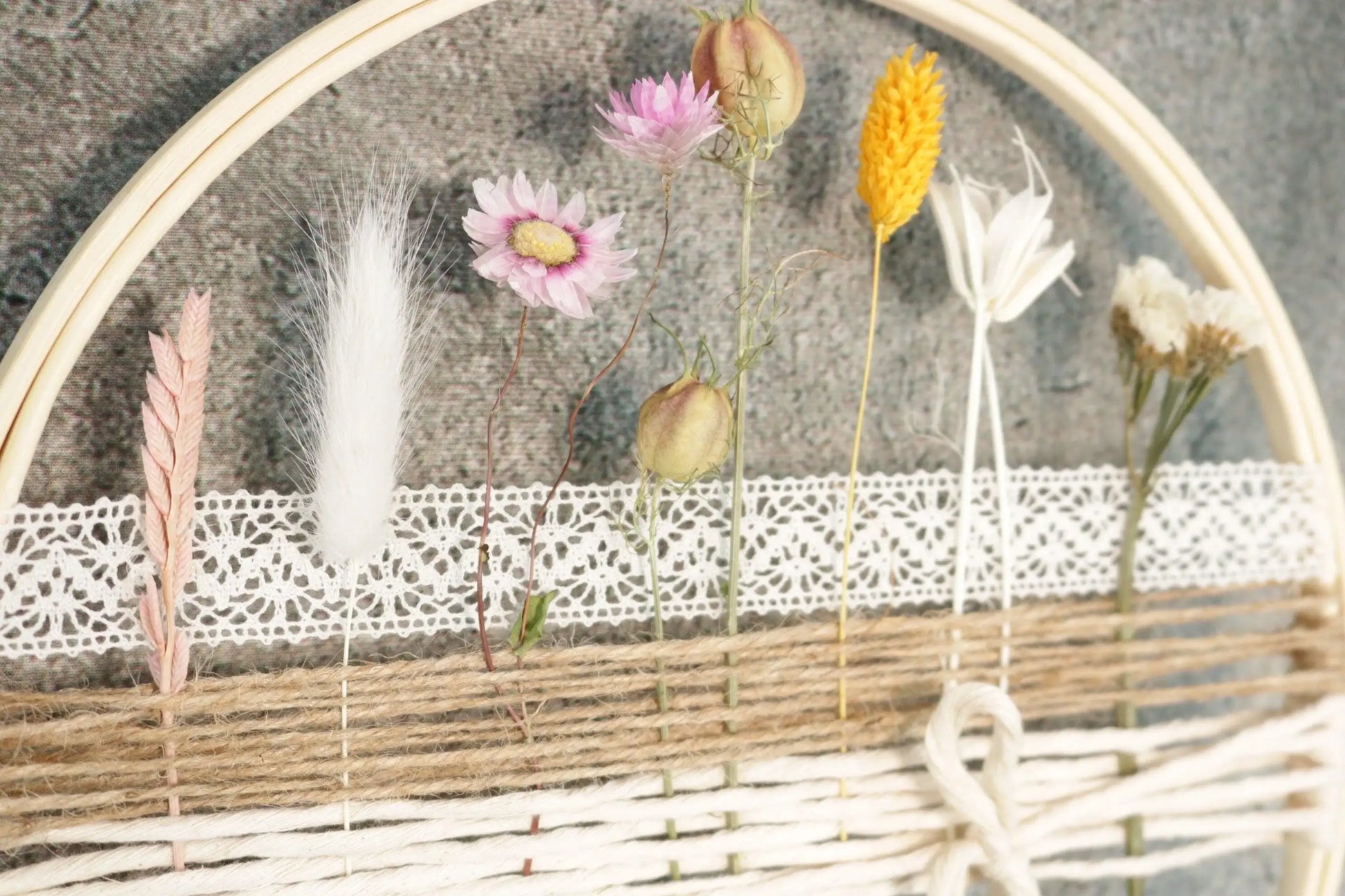 Türkranz Kranz Ring Stickrahmen Gräser Holzring Stickring Stickreif Trockenblumen Natur natürlich Hoop Fensterdeko – handgemacht aus Seiden- und Kunstblumen, langlebig & pflegeleicht von SarahsFlowerStudio