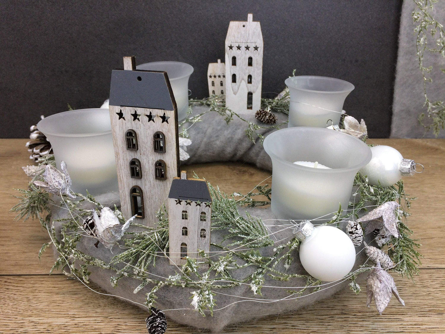 Adventskranz Adventskalender Gläser Häuser Kugeln Kerzen Tanne Filz Modern Natürlich Getrocknet Künstlich Haltbar – handgemacht aus Seiden- und Kunstblumen, langlebig & pflegeleicht von SarahsFlowerStudio