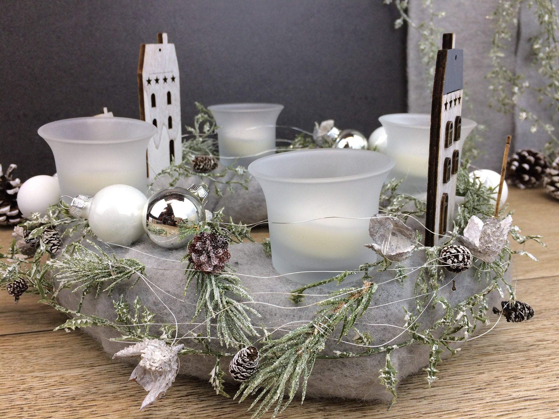 Adventskranz Adventskalender Gläser Häuser Kugeln Kerzen Tanne Filz Modern Natürlich Getrocknet Künstlich Haltbar – handgemacht aus Seiden- und Kunstblumen, langlebig & pflegeleicht von SarahsFlowerStudio