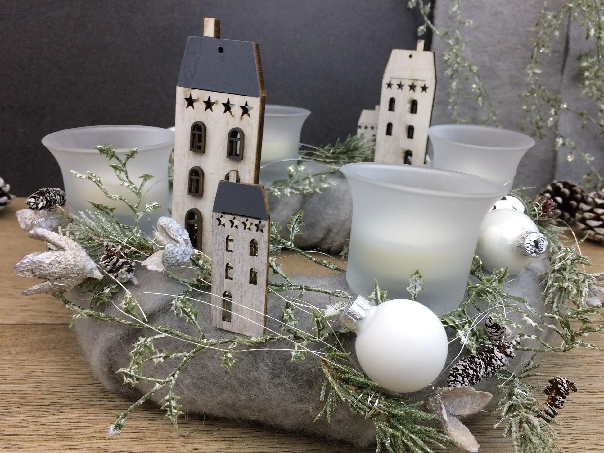 Adventskranz Adventskalender Gläser Häuser Kugeln Kerzen Tanne Filz Modern Natürlich Getrocknet Künstlich Haltbar – handgemacht aus Seiden- und Kunstblumen, langlebig & pflegeleicht von SarahsFlowerStudio