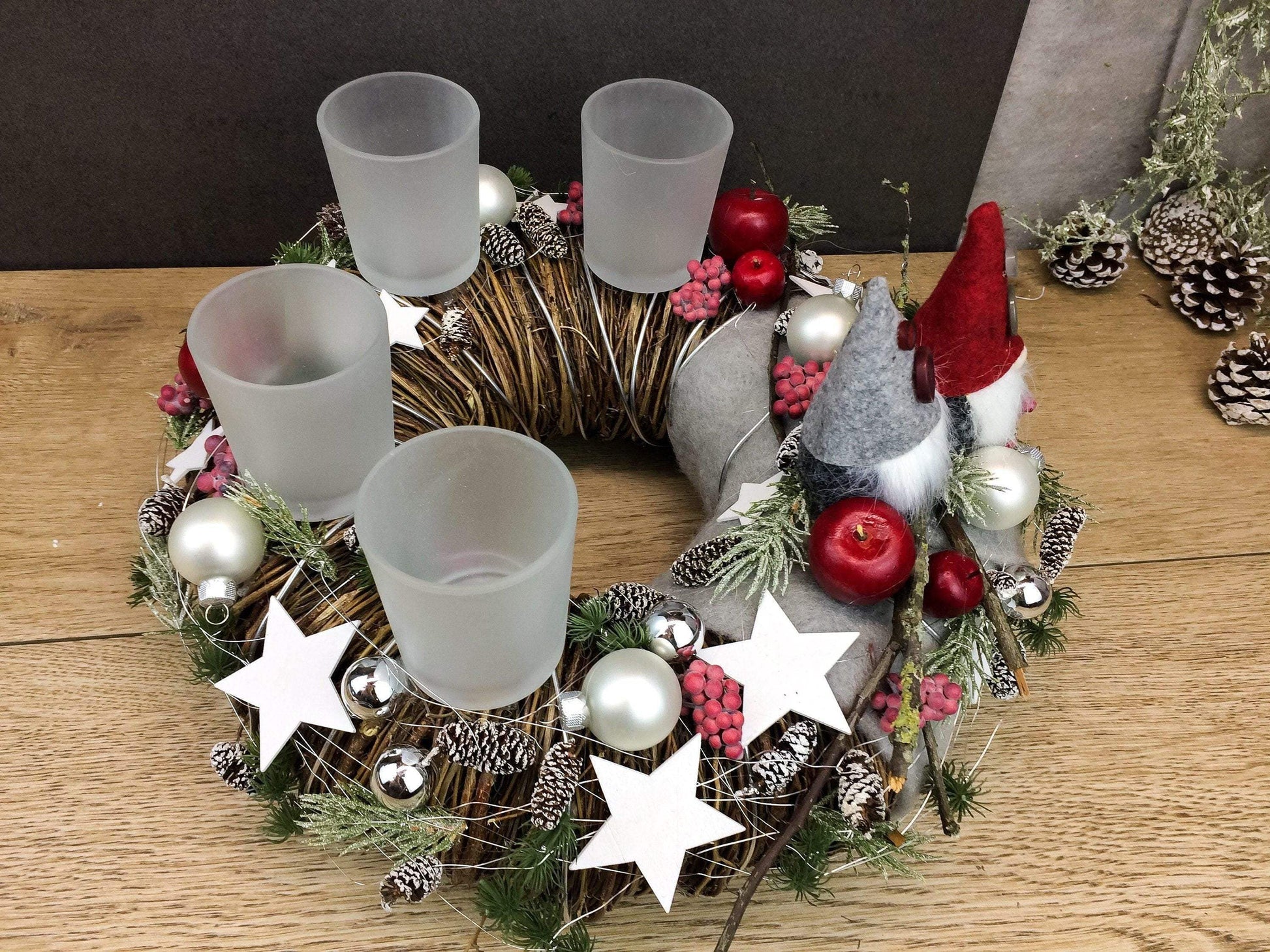 Adventskranz Wichtel Gläser Kugeln Sterne Äpfel Tannen Filz Zapfen Teelichter Draht Silberdraht Rot Grau Silber – handgemacht aus Seiden- und Kunstblumen, langlebig & pflegeleicht von SarahsFlowerStudio