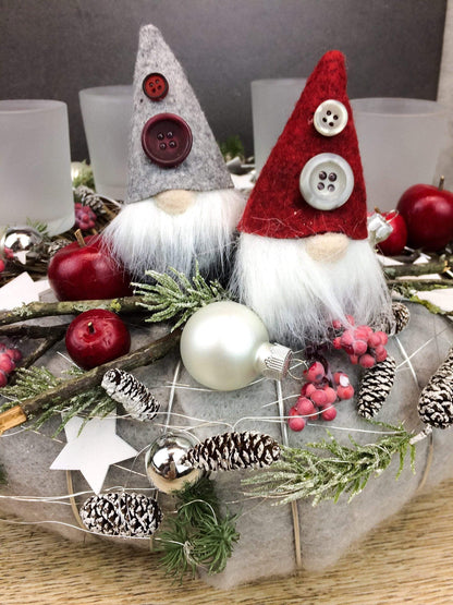 Adventskranz Wichtel Gläser Kugeln Sterne Äpfel Tannen Filz Zapfen Teelichter Draht Silberdraht Rot Grau Silber – handgemacht aus Seiden- und Kunstblumen, langlebig & pflegeleicht von SarahsFlowerStudio