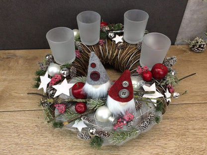 Adventskranz Wichtel Gläser Kugeln Sterne Äpfel Tannen Filz Zapfen Teelichter Draht Silberdraht Rot Grau Silber – handgemacht aus Seiden- und Kunstblumen, langlebig & pflegeleicht von SarahsFlowerStudio