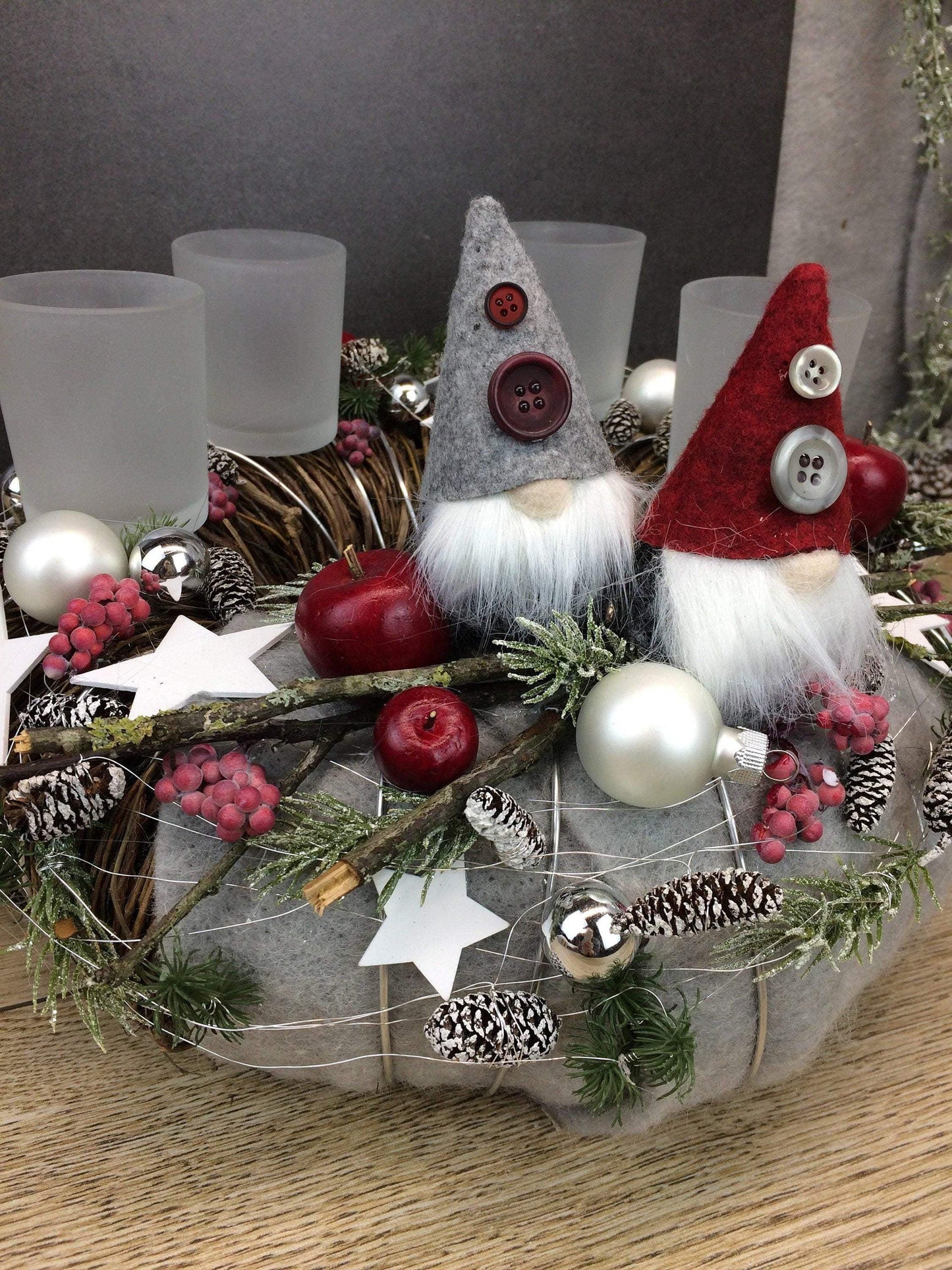 Adventskranz Wichtel Gläser Kugeln Sterne Äpfel Tannen Filz Zapfen Teelichter Draht Silberdraht Rot Grau Silber – handgemacht aus Seiden- und Kunstblumen, langlebig & pflegeleicht von SarahsFlowerStudio