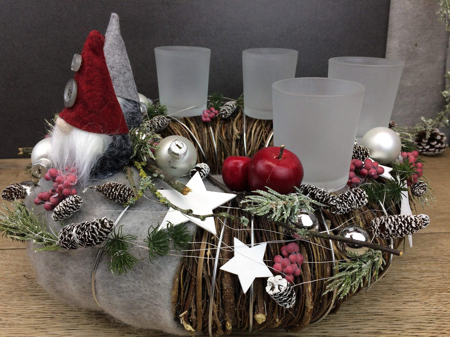 Adventskranz Wichtel Gläser Kugeln Sterne Äpfel Tannen Filz Zapfen Teelichter Draht Silberdraht Rot Grau Silber – handgemacht aus Seiden- und Kunstblumen, langlebig & pflegeleicht von SarahsFlowerStudio