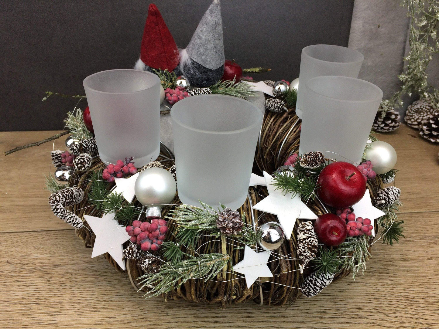 Adventskranz Wichtel Gläser Kugeln Sterne Äpfel Tannen Filz Zapfen Teelichter Draht Silberdraht Rot Grau Silber – handgemacht aus Seiden- und Kunstblumen, langlebig & pflegeleicht von SarahsFlowerStudio