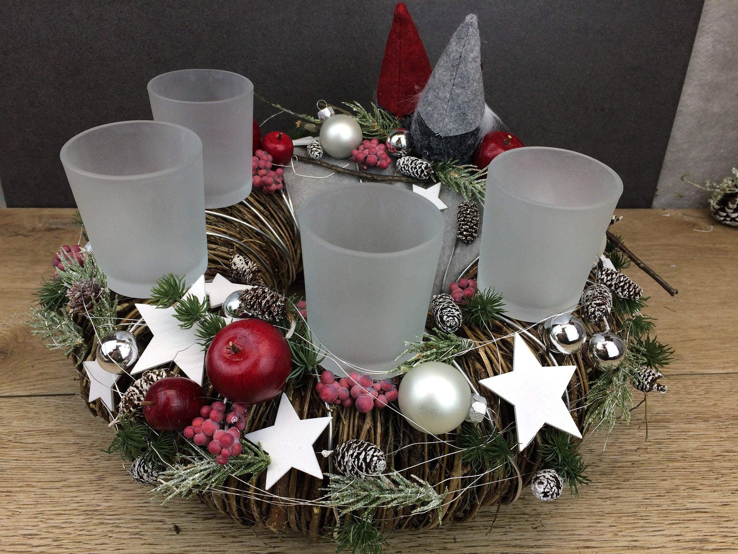 Adventskranz Wichtel Gläser Kugeln Sterne Äpfel Tannen Filz Zapfen Teelichter Draht Silberdraht Rot Grau Silber – handgemacht aus Seiden- und Kunstblumen, langlebig & pflegeleicht von SarahsFlowerStudio