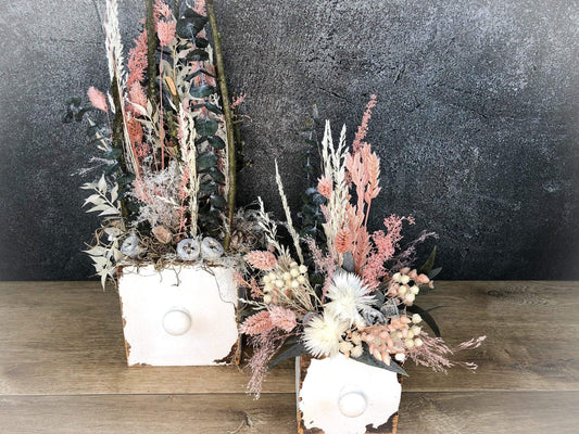 Tischdeko Blumen Tischgesteck Kerze Schublade Gräser Trockenblumen Trockenmaterial Natur natürlich dried bouquet dried Flowers – handgemacht aus Seiden- und Kunstblumen, langlebig & pflegeleicht von SarahsFlowerStudio