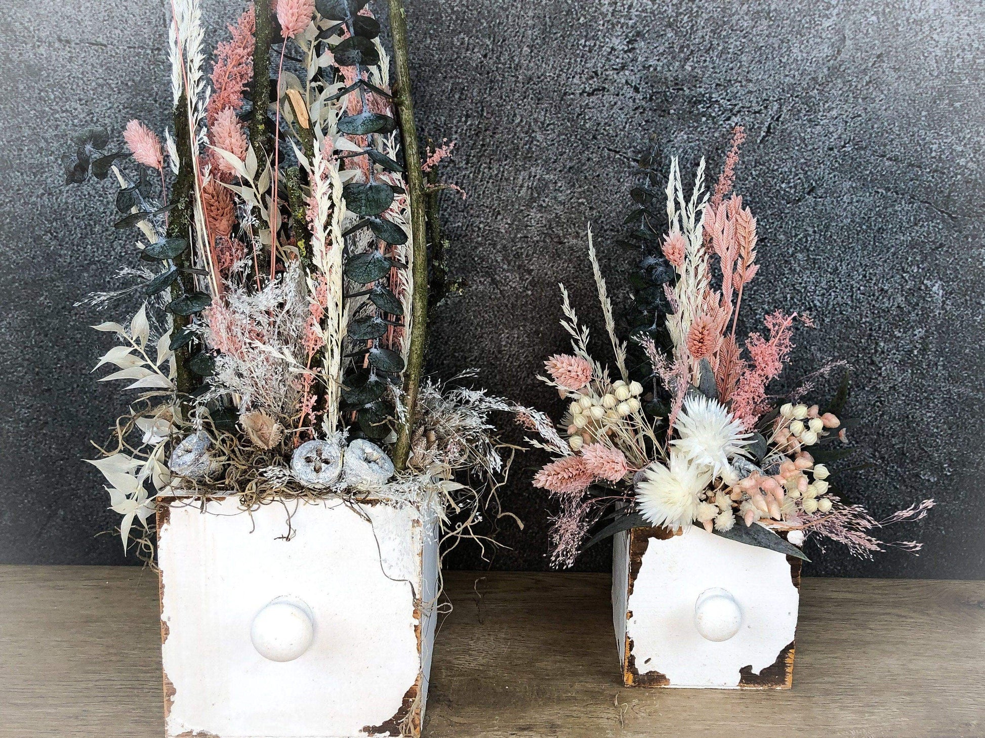 Tischdeko Blumen Tischgesteck Kerze Schublade Gräser Trockenblumen Trockenmaterial Natur natürlich dried bouquet dried Flowers – handgemacht aus Seiden- und Kunstblumen, langlebig & pflegeleicht von SarahsFlowerStudio