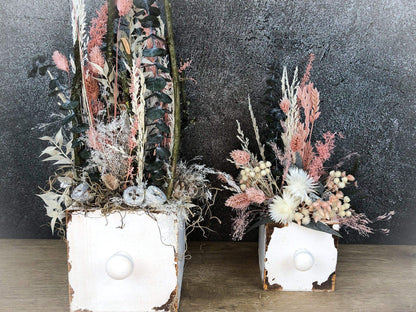 Tischdeko Blumen Tischgesteck Kerze Schublade Gräser Trockenblumen Trockenmaterial Natur natürlich dried bouquet dried Flowers – handgemacht aus Seiden- und Kunstblumen, langlebig & pflegeleicht von SarahsFlowerStudio