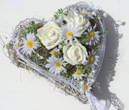 Grabgesteck Grabschmuck Rosen Margaritte Schleierkraut Herz weiß Rebe Grabdeko Grabdekoration – handgemacht aus Seiden- und Kunstblumen, langlebig & pflegeleicht von SarahsFlowerStudio