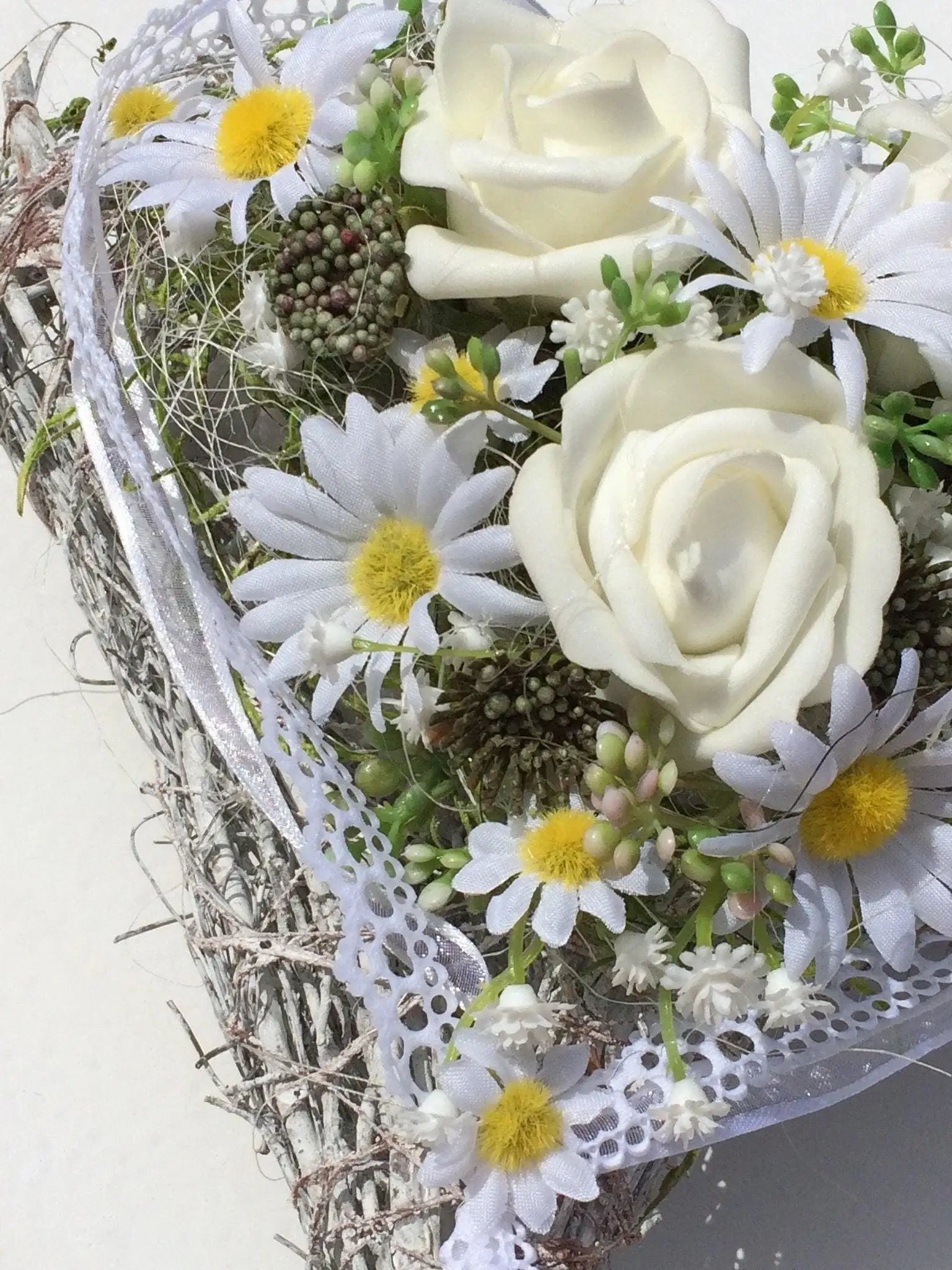 Grabgesteck Grabschmuck Rosen Margaritte Schleierkraut Herz weiß Rebe Grabdeko Grabdekoration – handgemacht aus Seiden- und Kunstblumen, langlebig & pflegeleicht von SarahsFlowerStudio