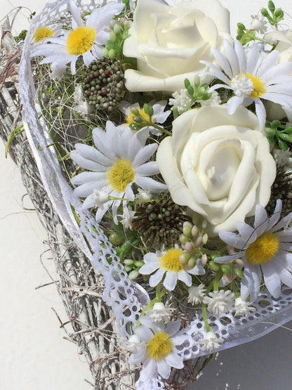 Grabgesteck Grabschmuck Rosen Margaritte Schleierkraut Herz weiß Rebe Grabdeko Grabdekoration – handgemacht aus Seiden- und Kunstblumen, langlebig & pflegeleicht von SarahsFlowerStudio