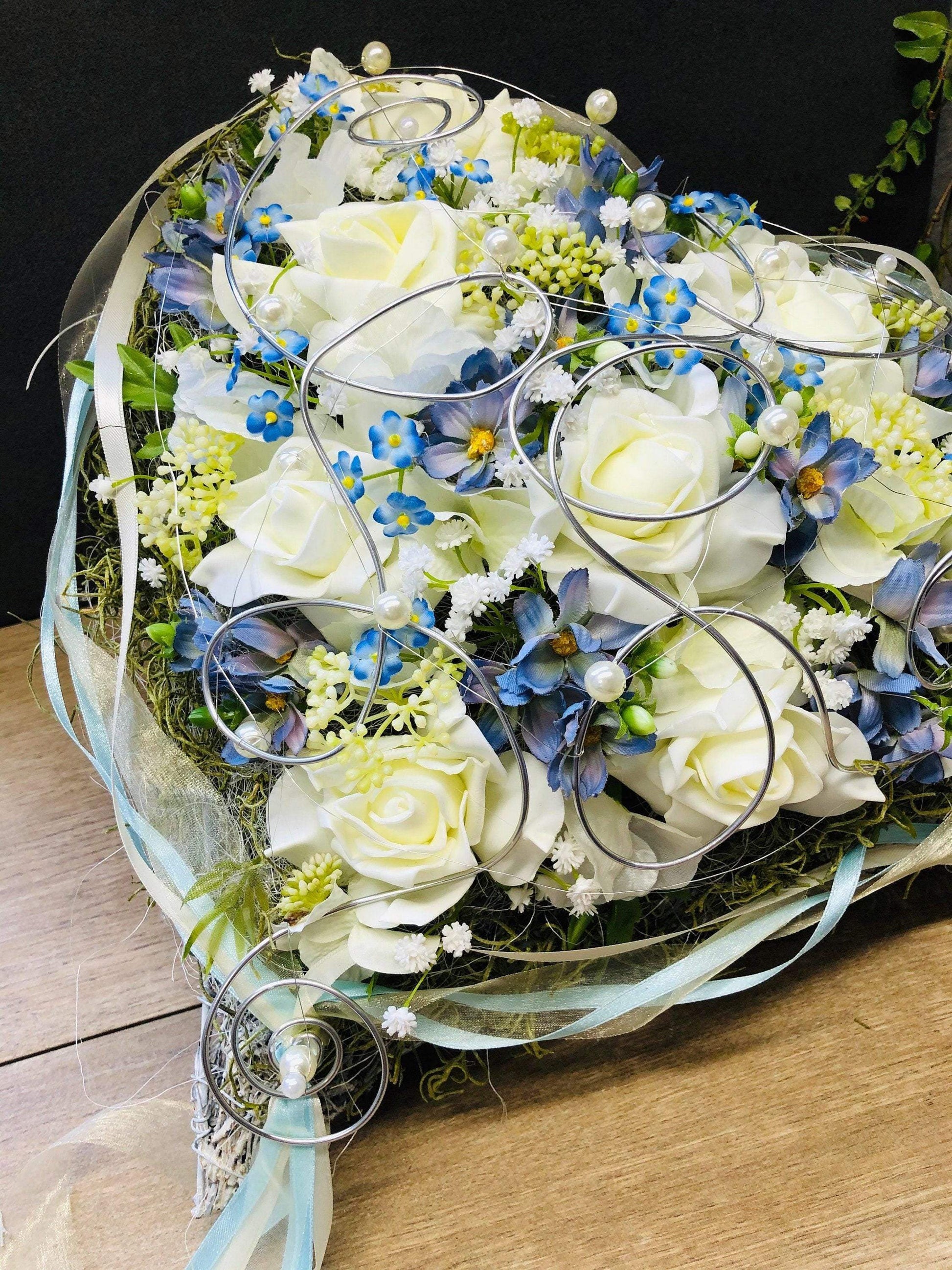 Grabgesteck Grabschmuck Herz Grabdekoration Grabdeko Modern Vergissmeinnicht Draht Perlen Rose Schleierkraut – handgemacht aus Seiden- und Kunstblumen, langlebig & pflegeleicht von SarahsFlowerStudio