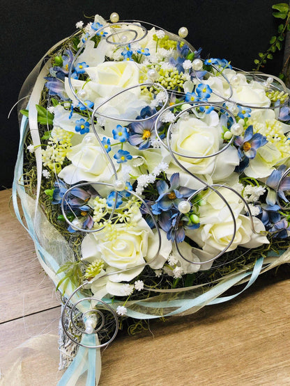 Grabgesteck Grabschmuck Herz Grabdekoration Grabdeko Modern Vergissmeinnicht Draht Perlen Rose Schleierkraut – handgemacht aus Seiden- und Kunstblumen, langlebig & pflegeleicht von SarahsFlowerStudio
