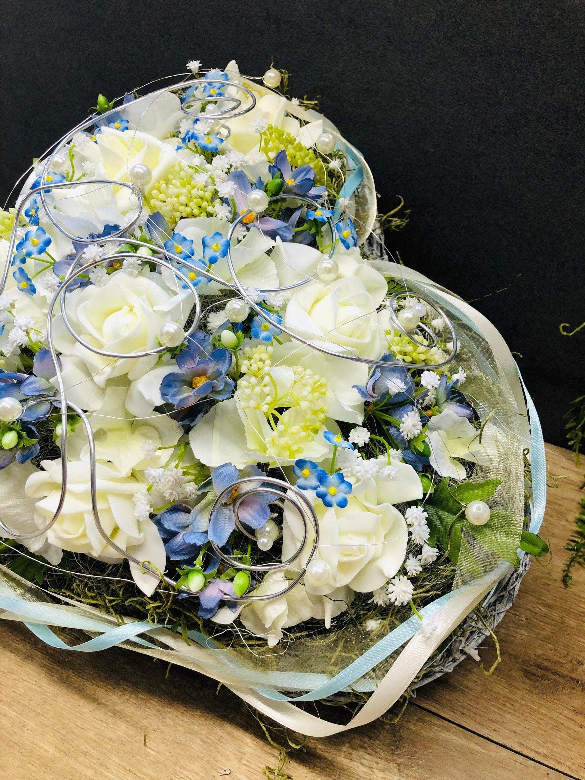 Grabgesteck Grabschmuck Herz Grabdekoration Grabdeko Modern Vergissmeinnicht Draht Perlen Rose Schleierkraut – handgemacht aus Seiden- und Kunstblumen, langlebig & pflegeleicht von SarahsFlowerStudio